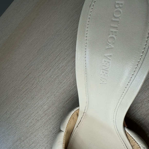 BOTTEGA VENETA 100%AUTHENTIC Embossed rubber slides Color Cream Size 38 - Picture 9 of 9